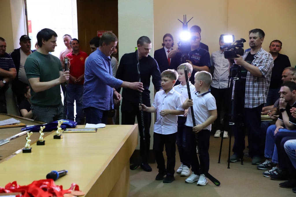 Геннадий Владимирович награждает клюшкой малышей 1.jpg Геннадий Владимирович награждает клюшкой малышей 1.jpg