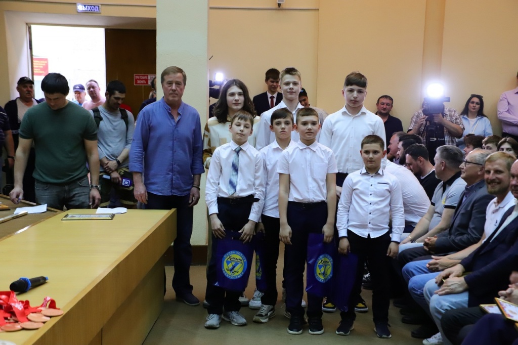 Геннадий Владимирович с ребятками.jpg Геннадий Владимирович с ребятками.jpg