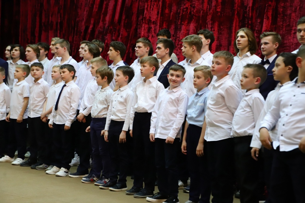 выпускники 2007 на сцене с малышами.jpg выпускники 2007 на сцене с малышами.jpg